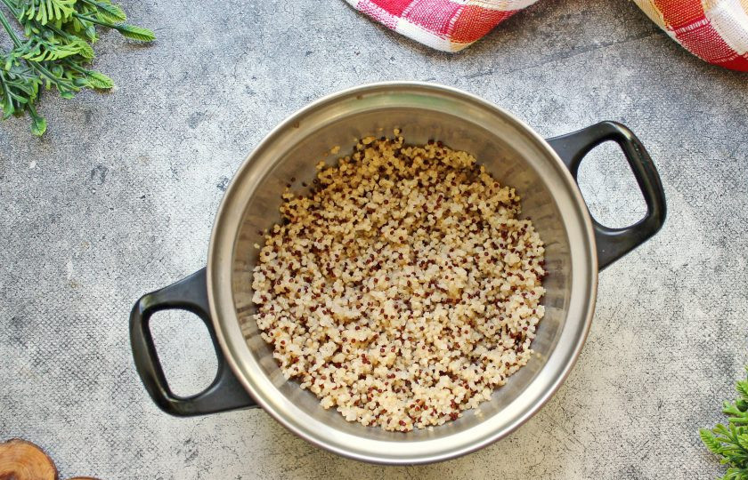 1. Этап. Салат из киноа с кальмарами: Киноа вымойте и откиньте на сито, чтобы стекла вода. Воду налейте в кастрюлю и доведите до кипения на среднем огне, выложите крупу в кастрюлю, закройте крышкой и уменьшите огонь. Варите киноа в течение 15-20 минут, за это время вода должна полностью впитаться. Снимите кастрюлю с огня и подержите под крышкой еще 5 минут, после этого крупу полностью остудите.