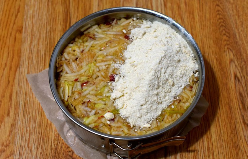 1. Этап. Насыпной пирог с творогом и яблоками: Выложите яблочную начинку на пирог и засыпьте остатками крошки.