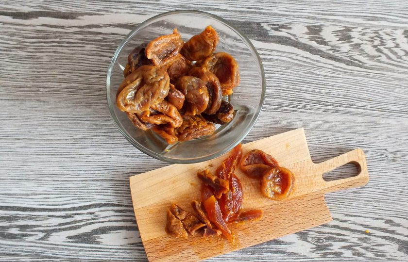 1. Этап. Мини-штоллены: Курагу залейте кипятком, через 10 минут воду слейте и нарежьте ее на полосочки.