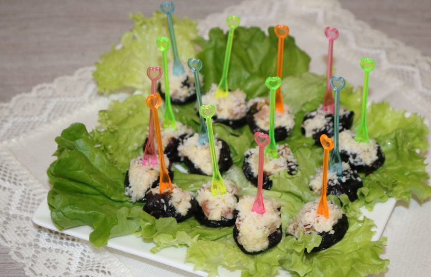 1. Этап. Чернослив фаршированный грецкими орехами: В каждый чернослив вставьте шпажку.