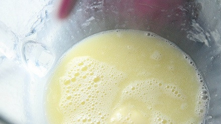 1. Этап. Булочка для хот-дога: 2. В отдельную емкость отправьте молоко, сливочное масло, щепотку соли. Прогрейте немного на огне, чтобы масло полностью растопилось. После снимите и остудите.