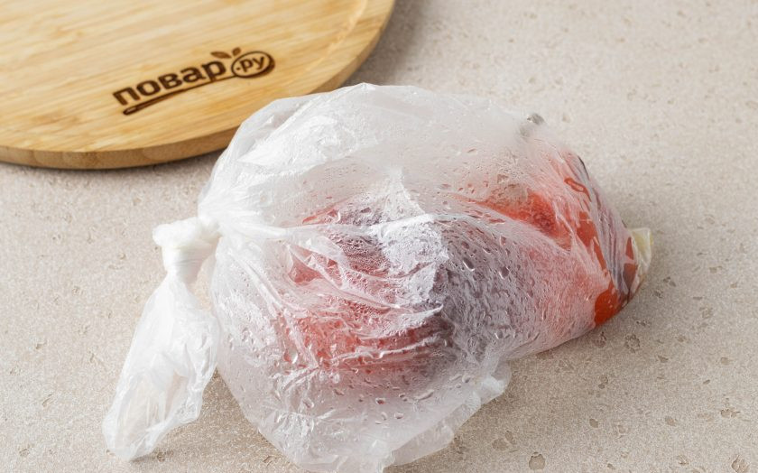 1. Этап. Пинджур: Болгарский перец переложите в пакет и завяжите. Оставьте на 10-15 минут пропариться, чтобы его было проще очистить.