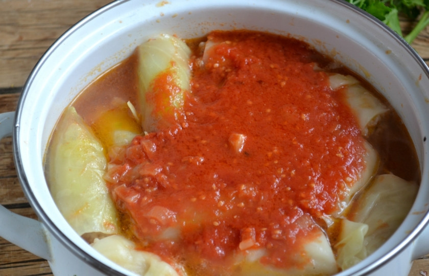 1. Этап. Голубцы, фаршированные мясом и рисом: Приготовьте заправку. Поджарьте в растительном масле на сковороде мелко нарезанный лук, затем влейте томатный сок и готовьте, пока жидкость наполовину не испарится. Вылейте полученную заправку к голубцам и готовьте еще 30 минут.