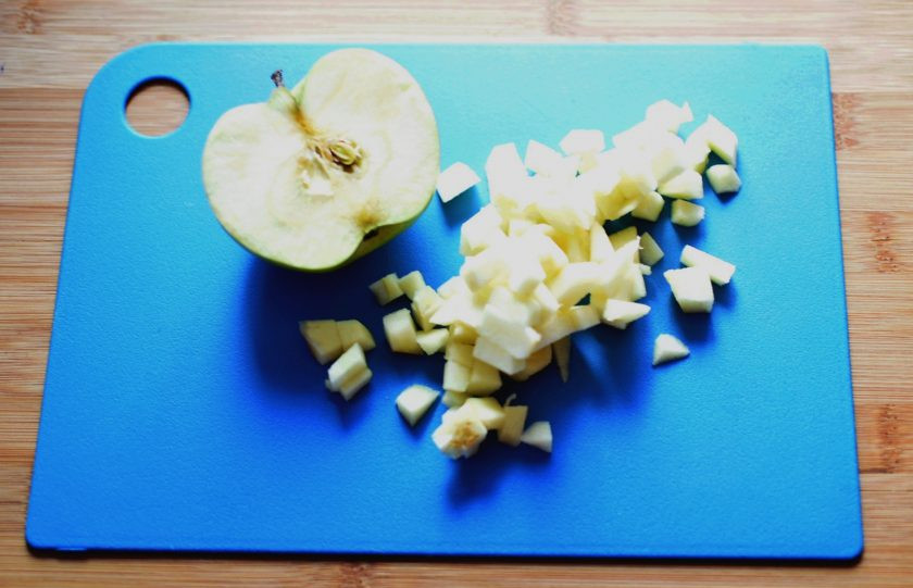 1. Этап. Куриные зразы с печенью и яблоком: В оставшемся на сковороде масле обжарьте очищенные и нарезанные кубиками яблоки. В процессе присыпьте сахаром и жарьте до мягкости, не подрумянивая. Затем снимите с огня и добавьте сливочное масло, пусть пропитает яблоки. Отправьте яблоки к печени, посолите, поперчите, обязательно добавьте щепотку мускатного ореха.