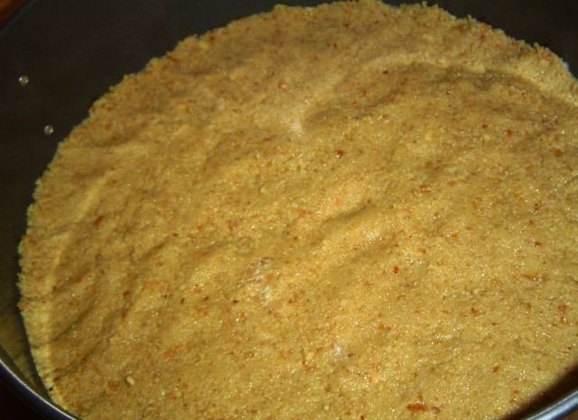 1. Этап. Сливочный тарт с карамелью: Берем форму для тарта диаметром около 25-27 см и очень плотно утрамбовываем получившуюся песочно-масляную смесь.