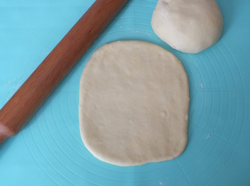 1. Этап. Хворост на сыворотке: По истечении времени, тесто разделите на 4 части. Возьмите одну часть и раскатайте в пласт. Толщина пласта будет влиять на толщину хвороста. Чем толще пласт, тем пышнее и мягче будет хворост и наоборот.