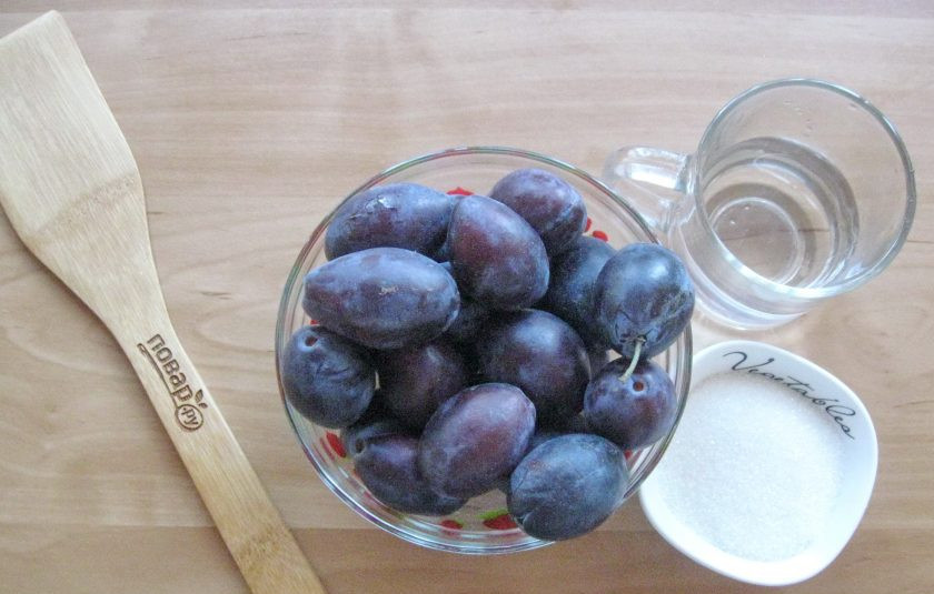 1. Этап. Густой сливовый джем: Подготовьте ингредиенты для приготовления джема из сливы.