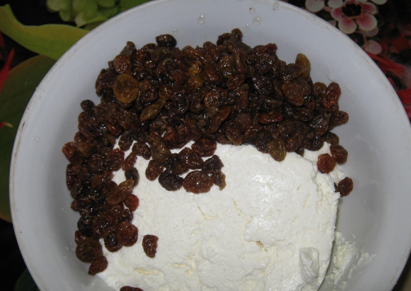 1. Этап. Слойки с творогом и изюмом: 1. В миску кладу творог, можно его перетереть, но я этого не делаю. К творогу добавляю изюм.