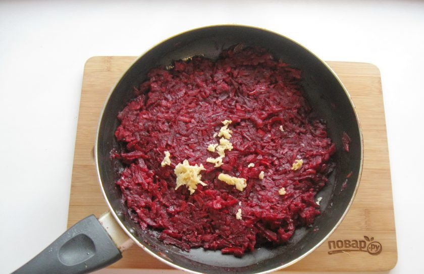 1. Этап. Икра из свеклы и моркови: Тушите икру с томатом еще 20 минут и выключайте. По желанию добавьте измельченный чеснок.