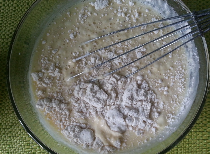 1. Этап. Омлет в духовке с мукой: В миску добавить 2 столовые ложки муки и влить стакан молока, все перемешать.