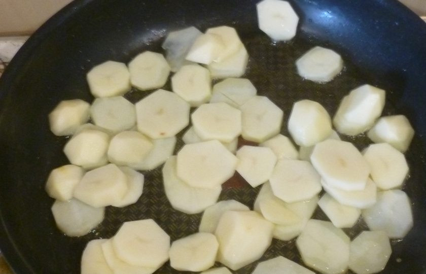 1. Этап. Тумбет: Картофель, баклажаны и кабачок нарежьте кружочками, перец - полосками. Картофель обжарьте в течение 5-10 минут на небольшом количестве масла.