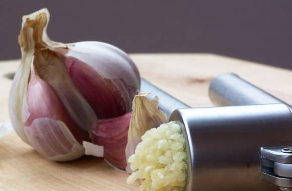 1. Этап. Сочные котлеты из фарша: Чеснок пропустить через пресс.