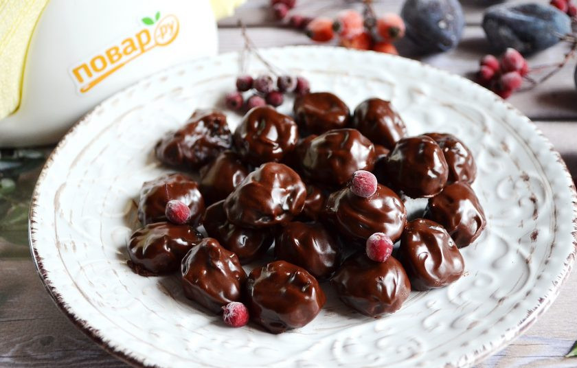 1. Этап. Конфеты Чернослив в шоколаде: 7. Конфетки готовы! Угощайтесь, у меня получилось 30 штук, все не поместилось на одну дощечку.
