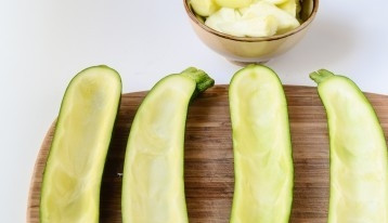1. Этап. Лодочки из кабачков без мяса: Мякоть сложить в чашку.
