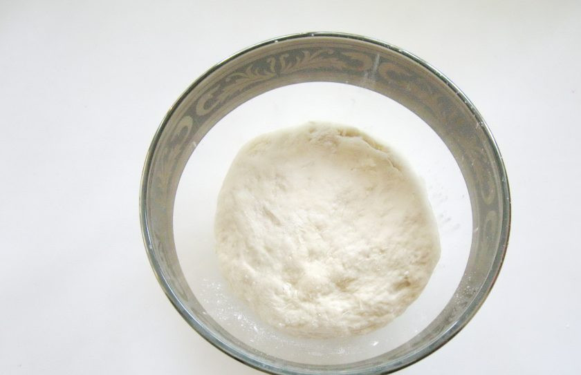 1. Этап. Пицца с колбасой и болгарским перцем: Замесите мягкое, эластичное тесто. Накройте пищевой пленкой и поставьте в теплое место. У меня это слегка прогретая духовка.