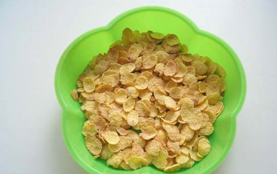 1. Этап. Диетический десерт: На дно силиконовой формы выложите хлопья.