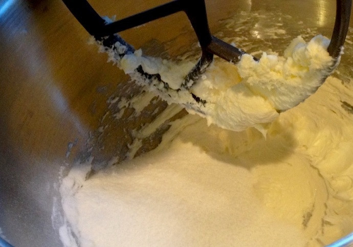 1. Этап. Капкейки с лимонным курдом и меренгой: 6. Пока курд остывает, сделайте тесто для капкейков: в чашу миксера выложите сливочное масло, взбивайте пару минут, добавьте 1 стакан сахара, соль, взбивайте еще 8-10 минут.