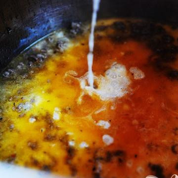 1. Этап. Суп с кале, картофелем и итальянской колбасой: 5. Влить куриный бульон, молоко и молоко пополам со сливками. Перемешать и варить 30 минут. Добавить соль и приправы по мере необходимости.