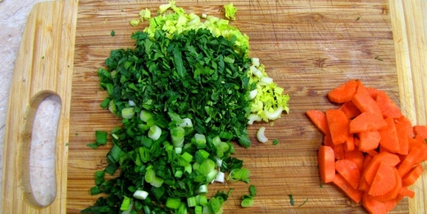 1. Этап. Уха из головы сазана: Нарезаем листья сельдерея и петрушки. Морковь чистим и нарезаем на половинки кружков.