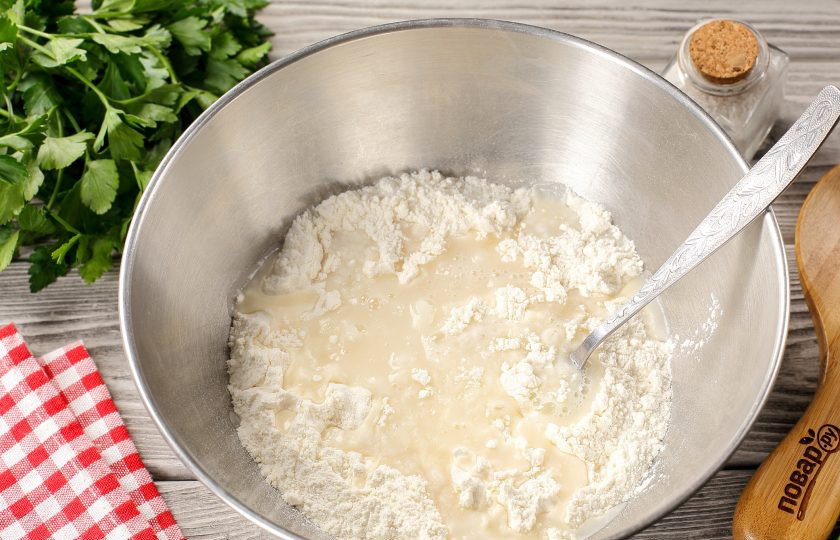 1. Этап. Заварные лепёшки с сыром и зеленью: Влейте кипяток.