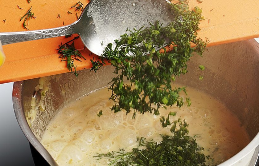 1. Этап. Жареная навага: 8. В конце добавьте измельченную зелень по вкусу. Еще раз перемешайте и снимите с огня.