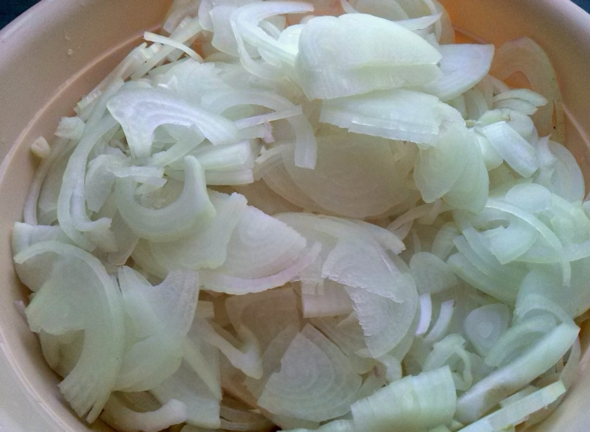 1. Этап. Салат Красный комиссар на зиму: Лук очистите и нарежьте полукольцами.