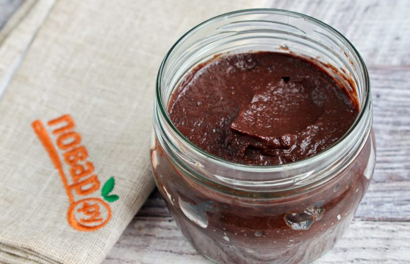 1. Этап. Финиковая паста: Поместите финиковую пасту в стеклянную емкость с крышкой, поставьте в холодильник на 30 минут.