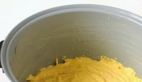 1. Этап. Бисквит в мультиварке Поларис: Смазываем чашу мультиварки маслом и выкладываем в неё тесто.