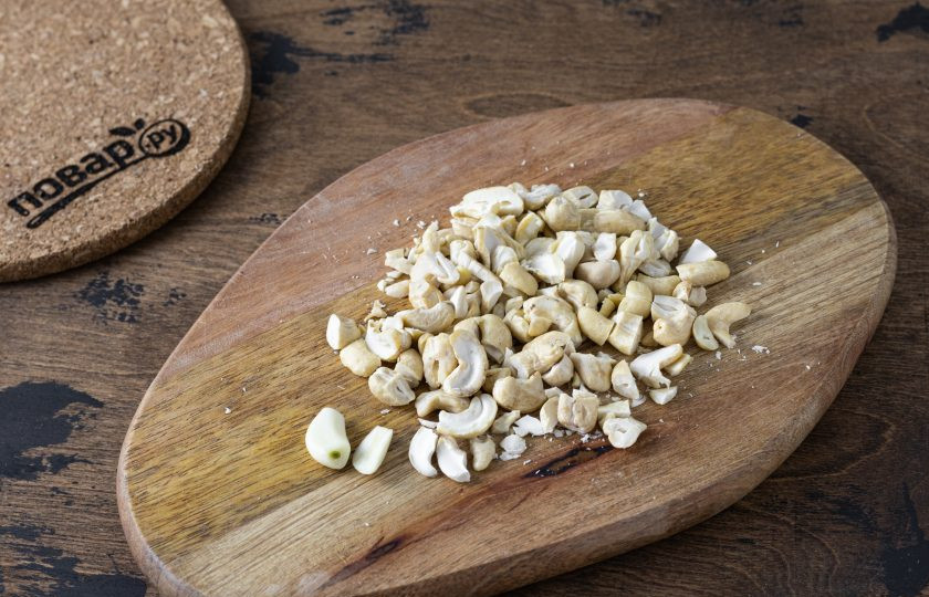 1. Этап. Песто с кешью и базиликом: Кешью крупно порубите, чтобы из потом можно было проще измельчить. Зубчик чеснока очистите от шелухи.