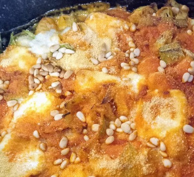 1. Этап. Ньокки с луком-пореем и харисой: Добавить кусочки сыра моцарелла, помазать оставшейся харисой. Посыпать панировочными сухарями и кедровыми орешками. Запекать в разогретой духовке 25 минут до золотистого цвета и расплавления сыра. Можно подавать. Приятного аппетита!