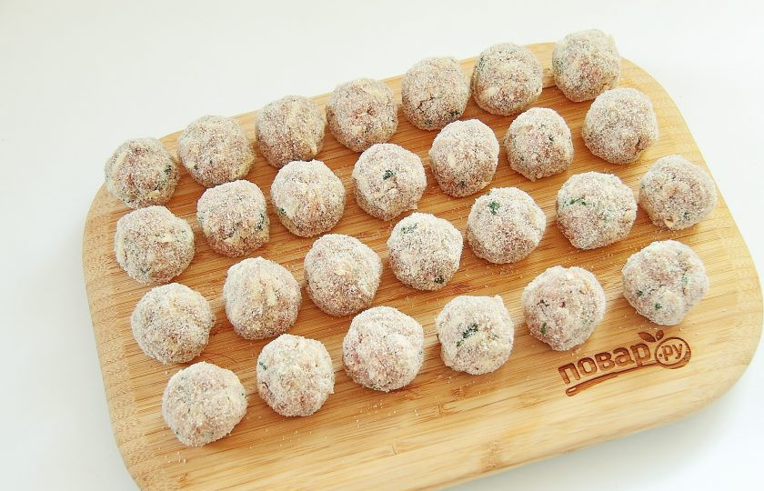 1. Этап. Фрикадельки с пармезаном и миндалем: 7. Сформируйте влажными руками небольшие шарики, размером примерно с грецкий орех. Обваляйте каждый в панировочных сухарях или муке.