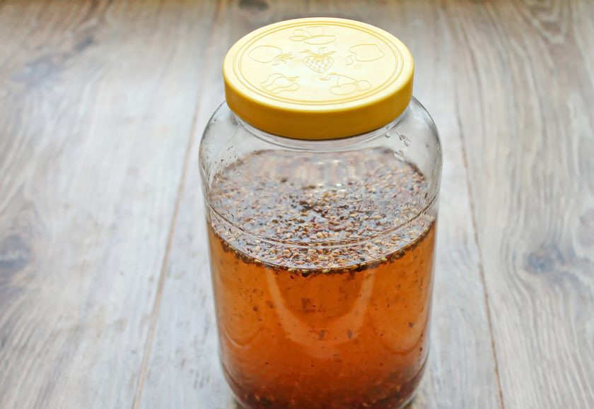 1. Этап. Настойка самогона на шиповнике: Влейте в банку самогон, перемешайте и плотно закройте.