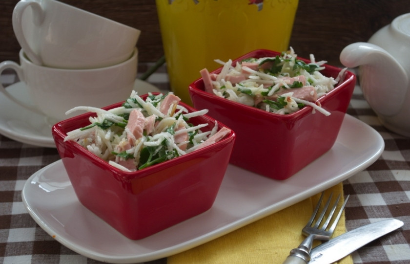 1. Этап. Салат из редьки: 7. Разложите салат по порционным вазочкам и подайте к столу. Салат очень вкусный. Немного постояв в холодильнике, яблоко пускает в салате сок и салат становится очень вкусным.