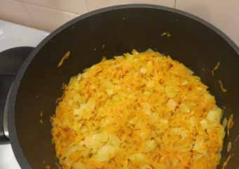 1. Этап. Кабачковая икра без перца: Когда лук начнет румяниться, добавляем морковку. Перемешиваем и обжариваем все вместе минут 15.