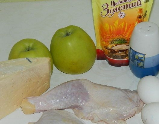 1. Этап. Салат с курицей и сыром: 1. Для этого салата можно брать любую часть курицы. Я взяла куриные окорочка в количестве двух штук. Отварите птицу до готовности в хорошо подсоленной воде (чтобы потом не было необходимости подсаливать салат).