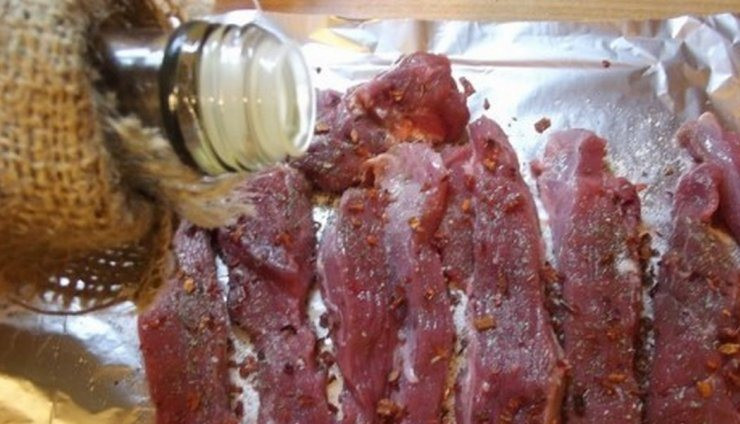 1. Этап. Говядина в соли: 3. Поливаем сверху растительным маслом. Мясо должно почти что плавать в нем.