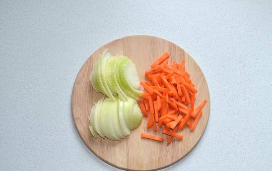 1. Этап. Толстолобик в томатном соусе: Полукольцами нарежьте луковицу, морковь - соломкой.