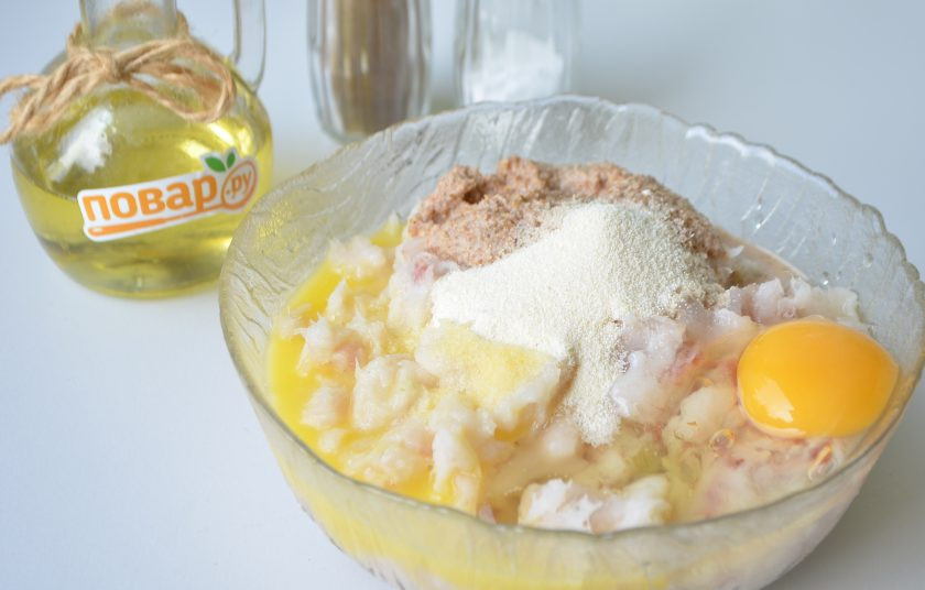 1. Этап. Котлеты из филе минтая Неженки: 4. К рыбному фаршу также добавьте манку, яйцо, мягкое сливочное масло, панировочные сухари. Перец черный молотый или смесь перцев по вкусу.