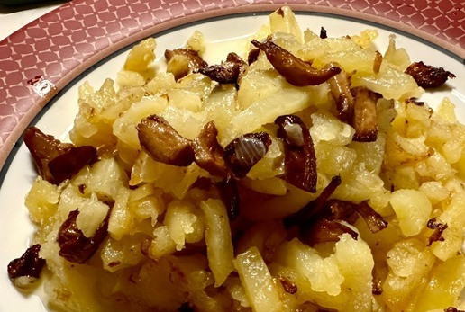 1. Этап. Лисички с картошкой: И вот вам пожалуйста! Уверяю вас, что недовольных не будет. Получается действительно что-то сверхъестественное. И по вкусу, и по аромату!!!