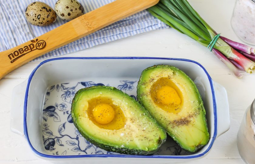 1. Этап. Яйца на завтрак: Посолите и поперчите блюдо. Не используйте крупные сушеные пряности, так как они подгорят при запекании. Разогрейте духовку до 180 градусов.