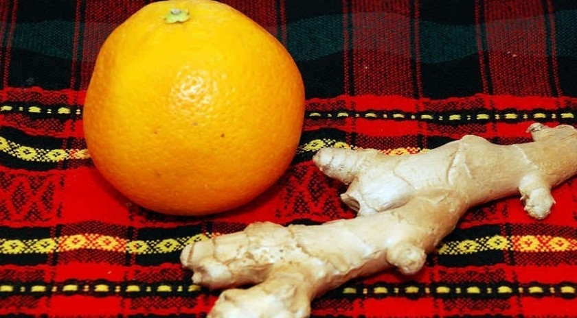 1. Этап. Курица с имбирем: Апельсины помойте. Один очистите от кожуры и разделите на дольки, удалите всю белую кожуру. Из второго выдавите сок. Имбирь нарежьте тонкими пластинками.