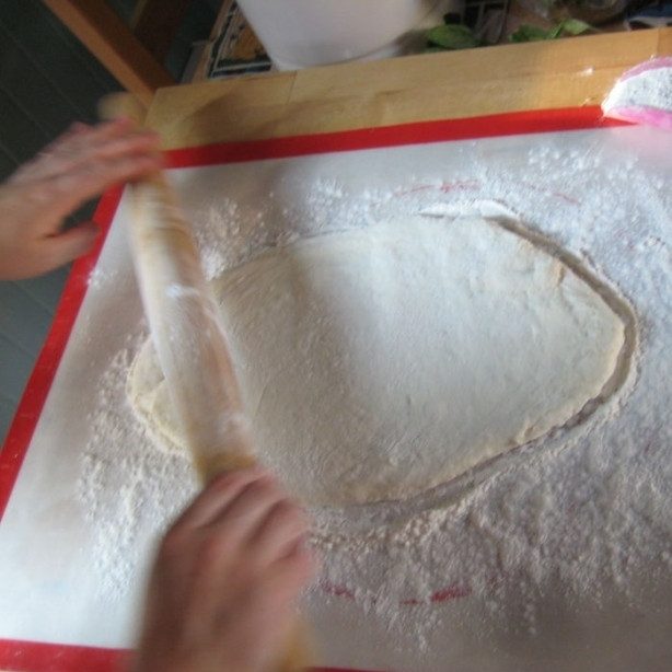 1. Этап. Пицца по-домашнему: Раскатываем тесто. Форма пиццы может быть любой - круглой, квадратной, овальной. Можно даже в форме сердечка испечь :)