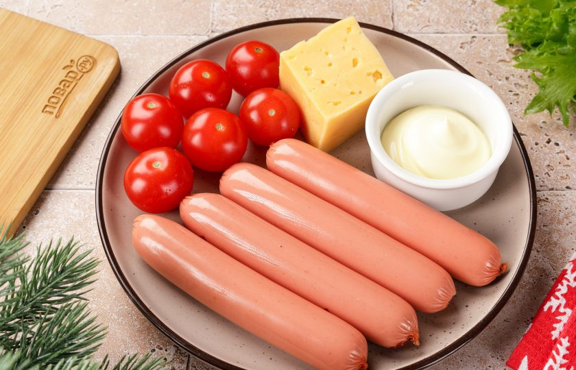 1. Этап. Закусочные Змейки из сосисок с помидорами и сыром: Подготовьте все ингредиенты. Помидорки черри можно заменить на один небольшой помидор.