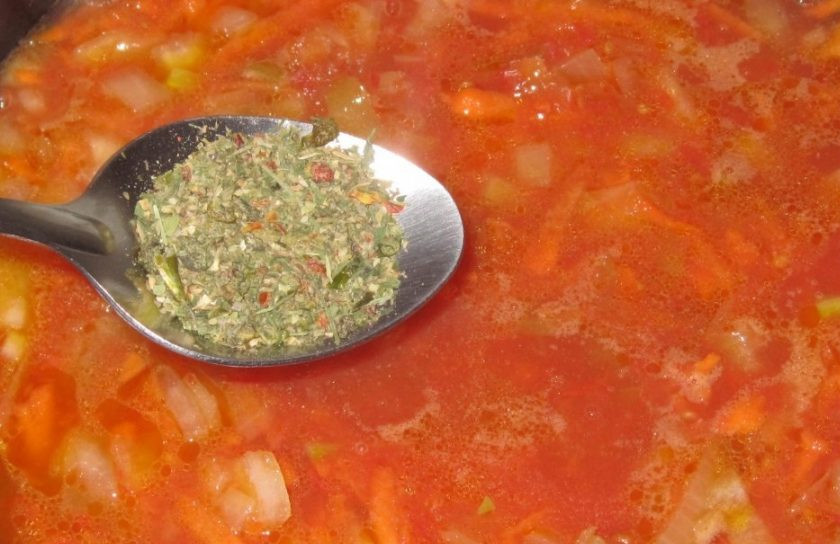 1. Этап. Суп Харчо постный: В зажарку влейте немного воды. Добавьте соль, перец, аджику и томатную пасту.