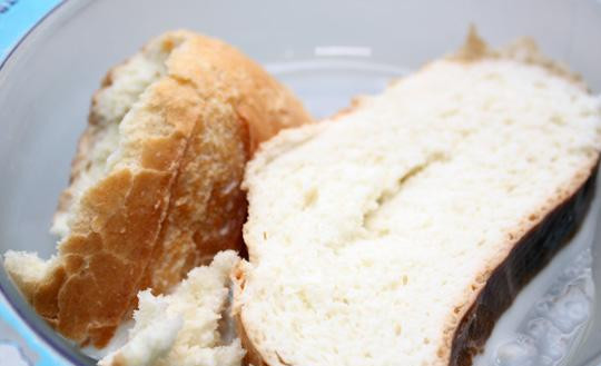 1. Этап. Котлеты из баранины: Берем слегка подсохший белый хлеб и замачиваем в молоке.