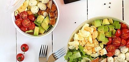 1. Этап. Капрезе с курицей и авокадо: Нарежьте авокадо, яйца и помидорки. Уложите ингредиенты вместе с салатом и курицей в салатницу без смешивания. Поперчите их.