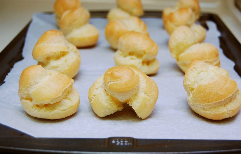 1. Этап. Профитроли с ромовой начинкой: 4. Запекайте изделия 35 минут при 190 градусах в духовке.