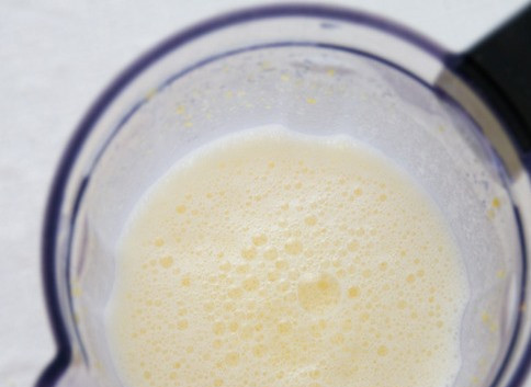 1. Этап. Пудинг из тыквы: Подогрейте молоко, чтобы оно было теплым. Влейте его в чашу для блендера. Туда же отправьте отварную тыкву, вбейте сырые куриные яйца и всыпьте сахарный песок. Хорошенько взбейте все ингредиенты до полной однородности.