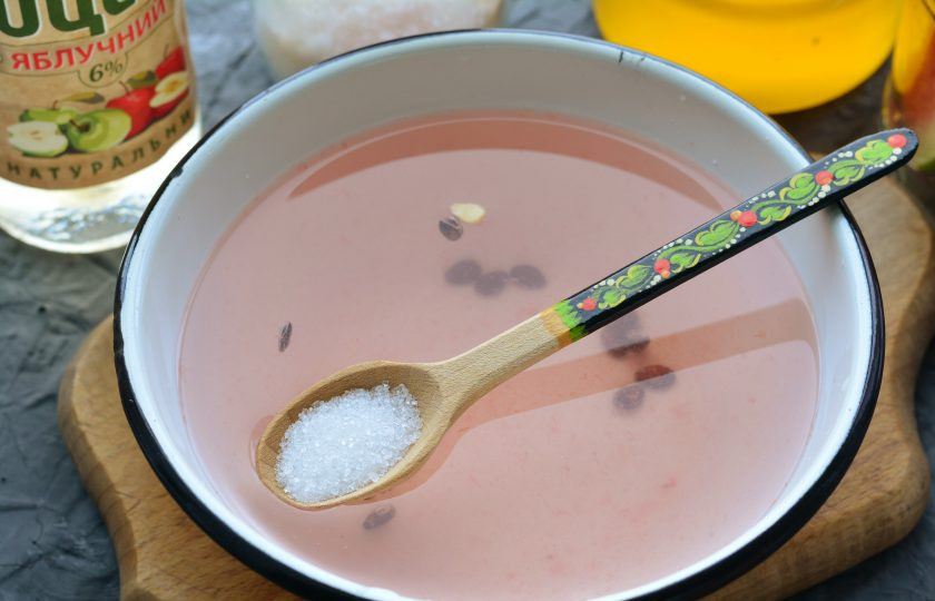 1. Этап. Арбузы маринованные с медом: Жидкость с арбуза слейте в миску или кастрюлю, всыпьте сахар, соль.