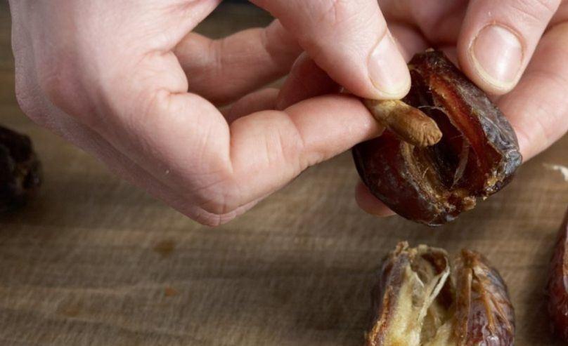 1. Этап. Бальзамический соус: Финики очистите от косточек, нарежьте их полосочками. Добавьте финики в кастрюльку вместе с уксусом, смешанным с кукурузным крахмалом.